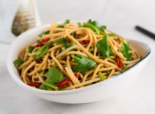Bean curd slices with chili sauce 凉拌豆干丝